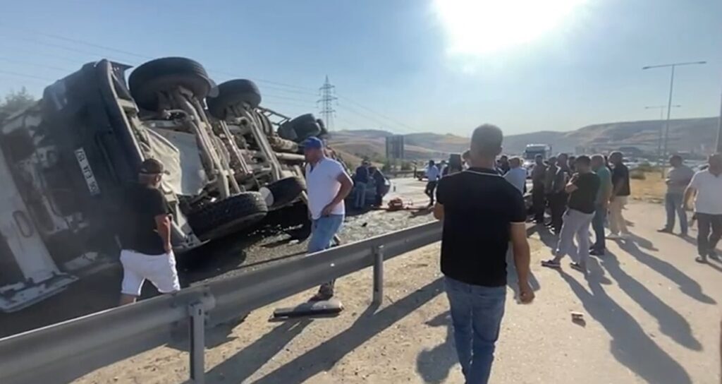 ankarada beton mikseri otomobilin uzerine devrildi 6 yarali k6mtvdPb