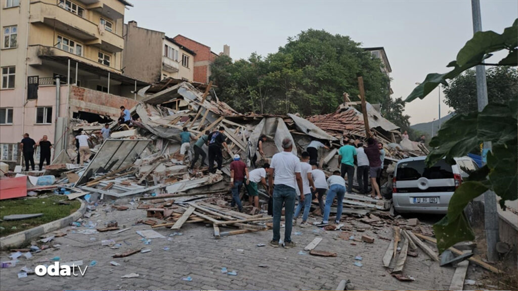 depremde yikilan binanin sahibi ve muteahhit gozaltinda El3keWmO