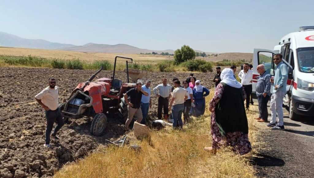 Devrilen traktörün altında kaldı