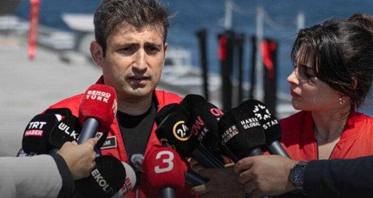 neden-mikrofonda-komutanlar-degil-erdoganin-damadi-selcuk-bayraktar-var-c63h3RBD.jpg