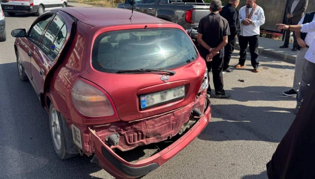 otomobille motosiklet carpisti iki kisi yaralandi lW73xptN