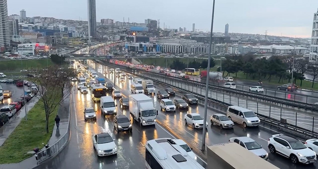 pazartesi yagmuru megakenti vurdu istanbulda trafik kilitlendi wNZTRmv5