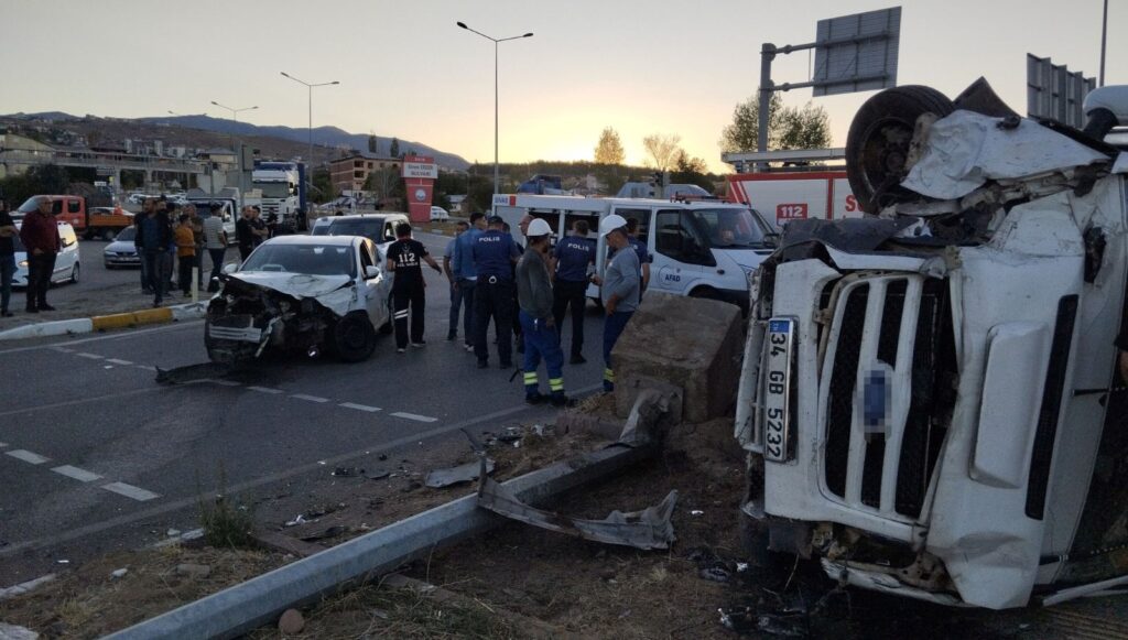 tarim iscilerini tasiyan minibus otomobille carpip devrildi 20 yarali sQ3zsyLY