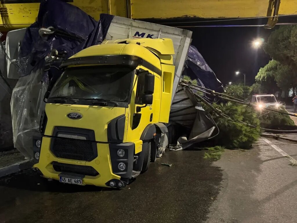 yunusemrede vinc devrildi operator hastaneye kaldirildi 2POCvWaz