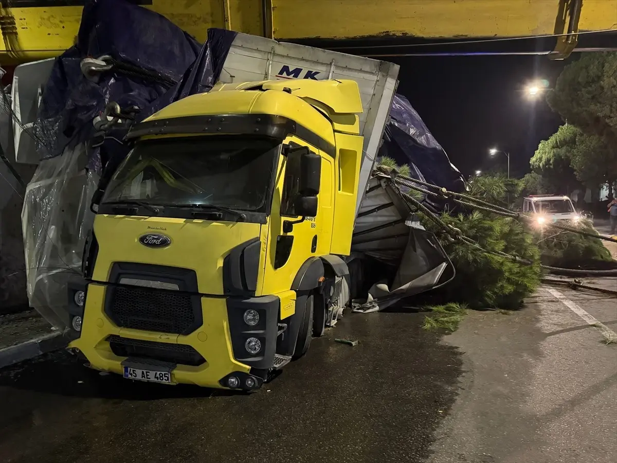 yunusemrede vinc devrildi operator hastaneye kaldirildi 2POCvWaz