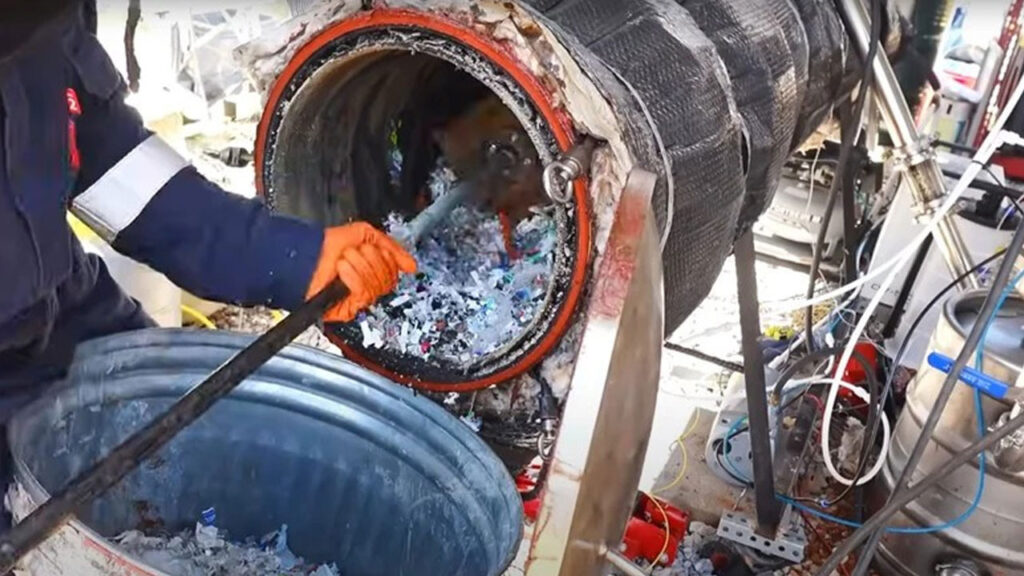 22 yaşındaki mucit, plastik atığı arabaları çalıştıran bir yakıta dönüştürdü