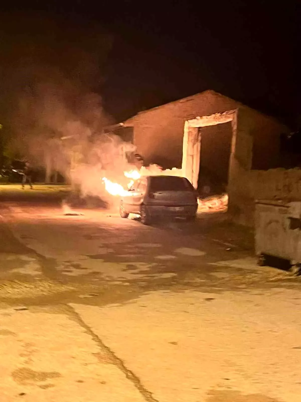 eskisehirde park halindeki otomobil yangini MEqEhBvc.jpg