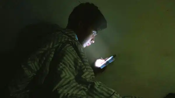 gece telefona bakanlar dikkat sessizce cokertiyor NS29H8nt.jpg