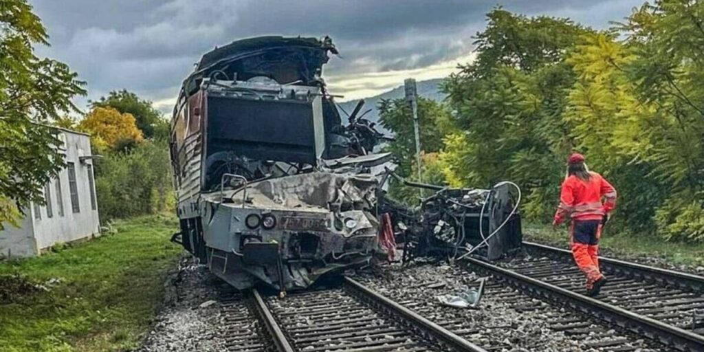 hizli trenler carpisti cok sayida yarali var nTbjgcef.jpg