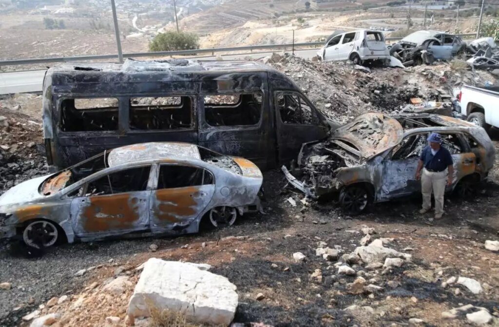 İsrailli Yerleşimciler Filistinlilere Ait Araçları Ateşe Verdi
