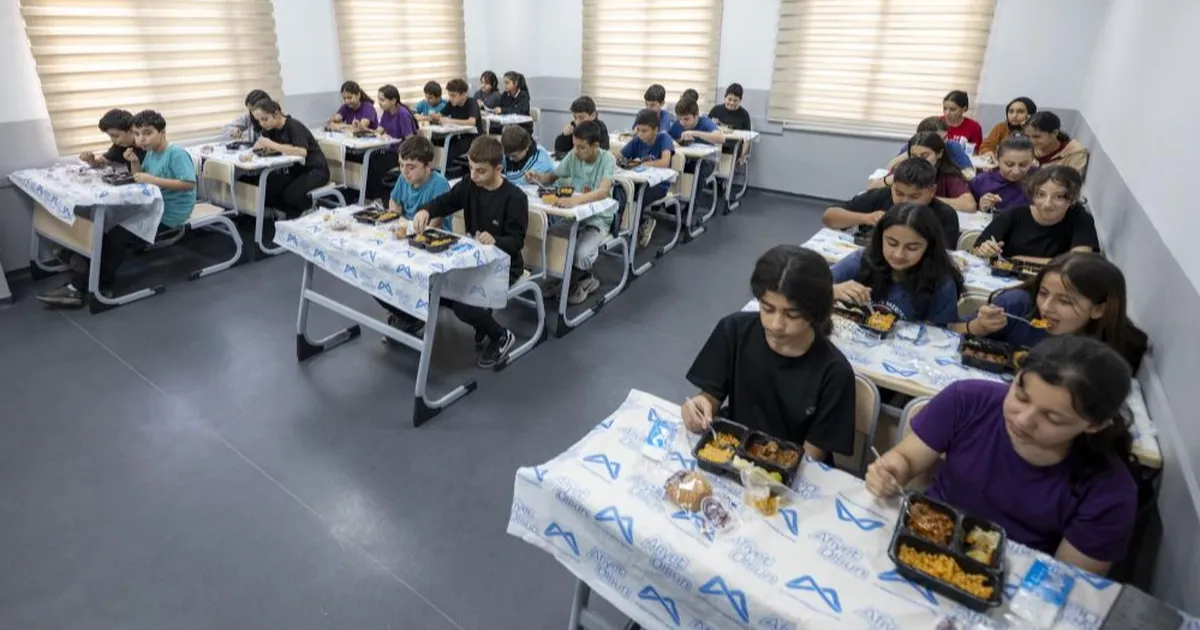 mersinde ogrencilere hem egitim hem sicak yemek destegi 4RRKhgeT.webp