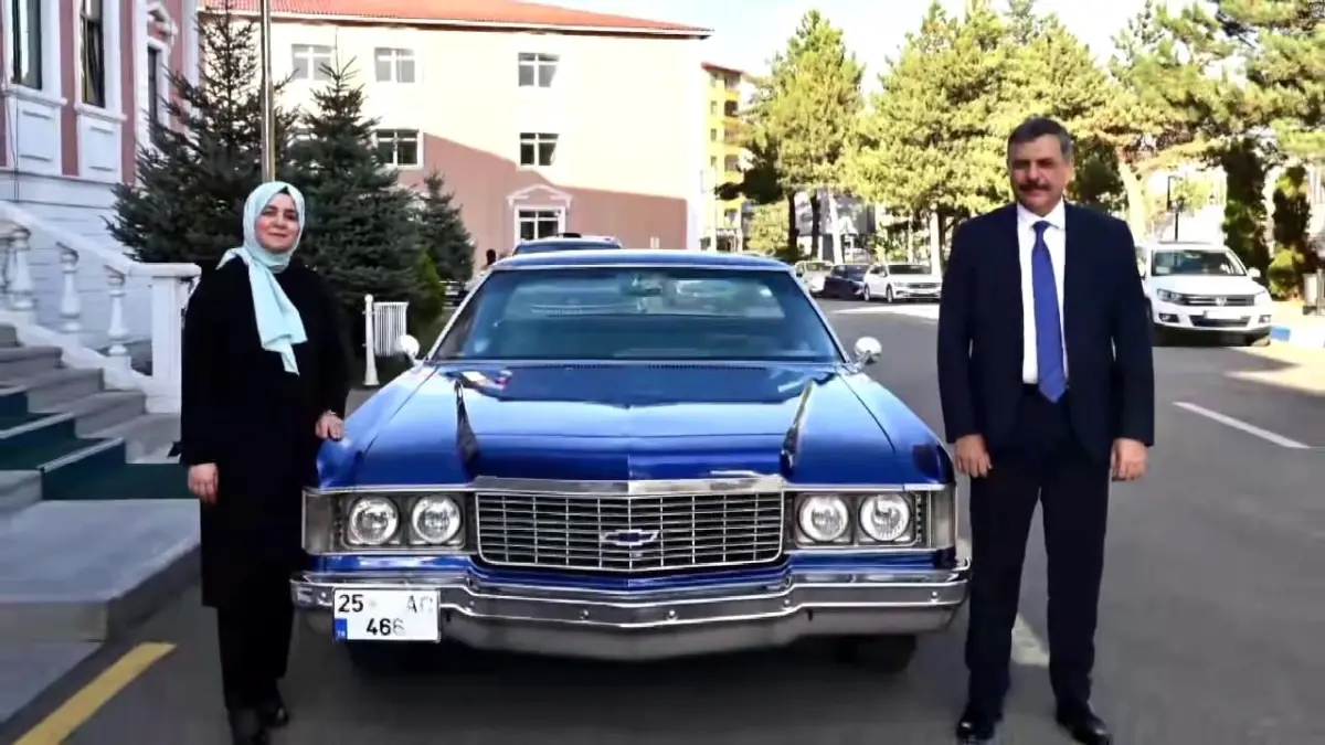 vali ciftci 1974 model chevrolet ile nostaljik sehir turu yapti YTsh13pt