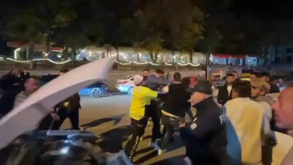 kaza sonrasi tekme ve yumruklar havada ucustu kce5pX7j.jpg