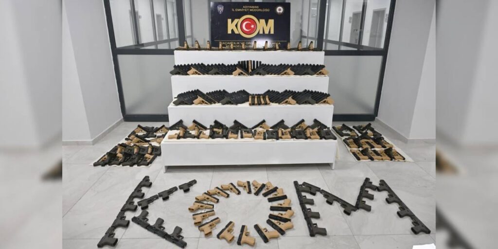 Adıyaman’da kurusıkıdan çevrilmiş bin tabanca ele geçirildi