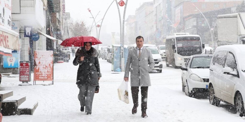 Meteoroloji beyaza bürünecek şehirleri açıkladı: Hem sağanak hem kar geliyor