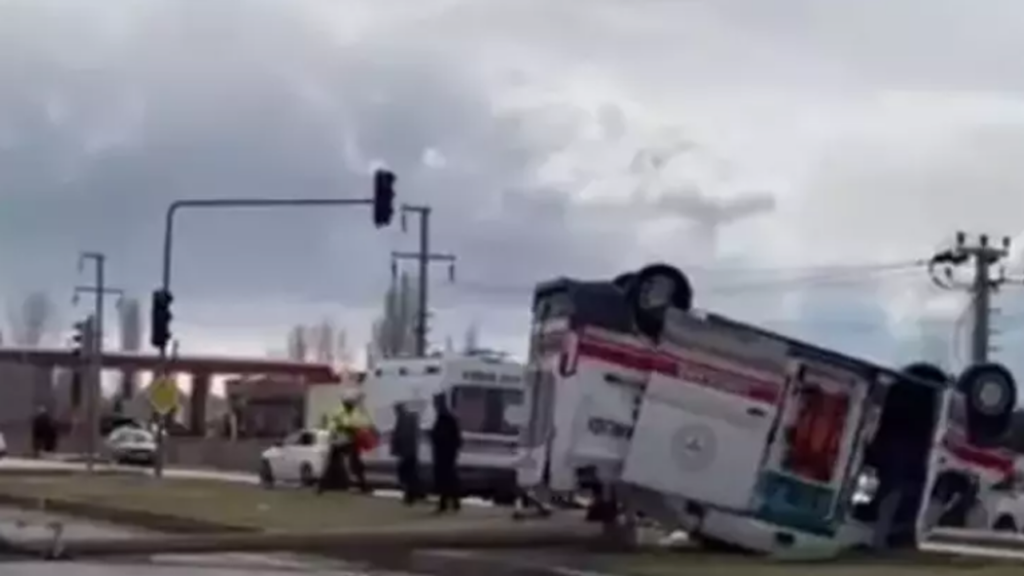 Niğde Bor’da ambulans ile hafif ticari araç çarpıştı: 3 sağlık çalışanı yaralandı