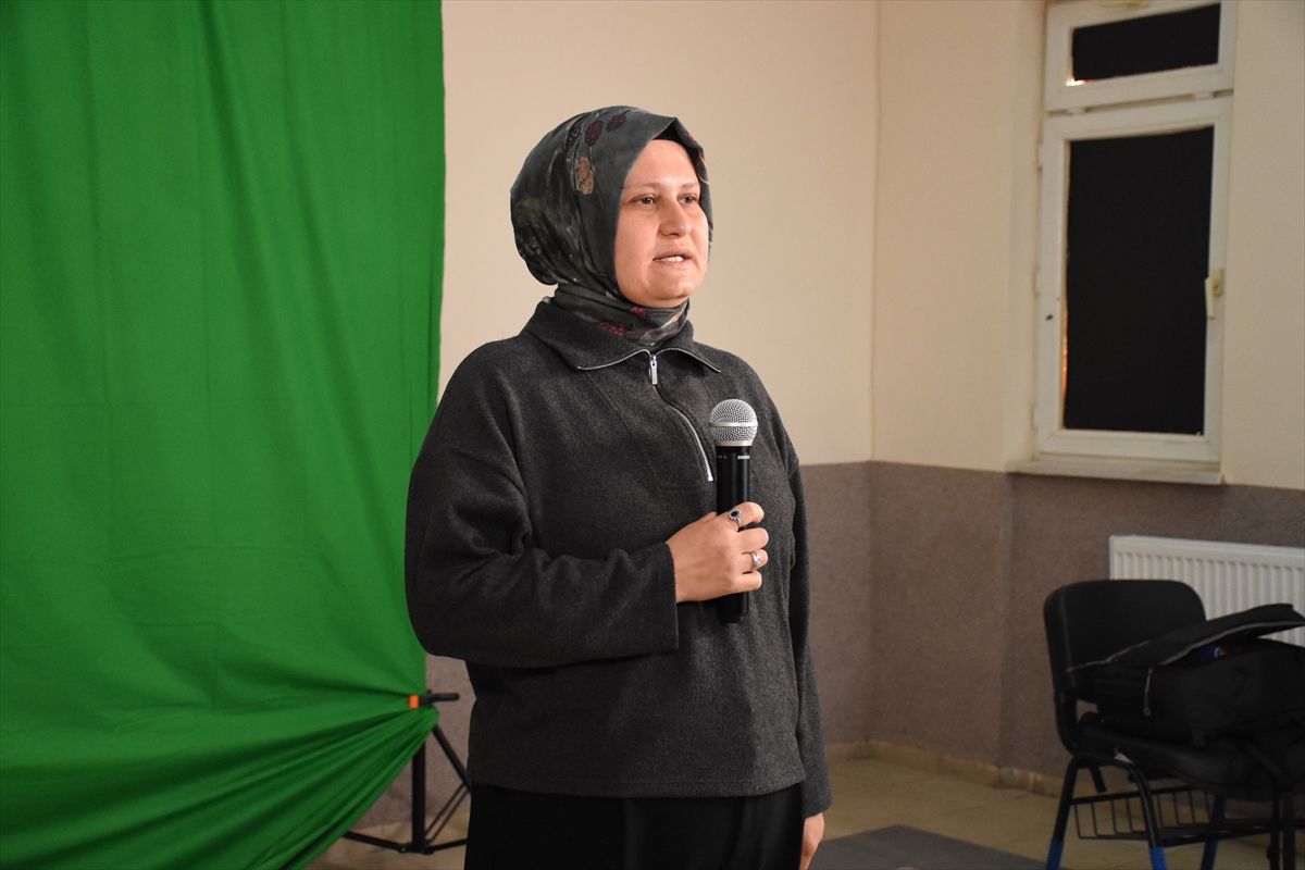 Annesiyle Sıraları Paylaşan Öğrenci