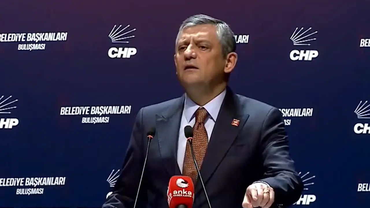 CHP’li Belediye Başkanları Ankara’da Toplandı: Özgür Özel’in Stratejisi Açıklandı