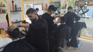 osmaniyeli-berberden-cocuklara-23-nisan-surprizi-dRGgVnzs