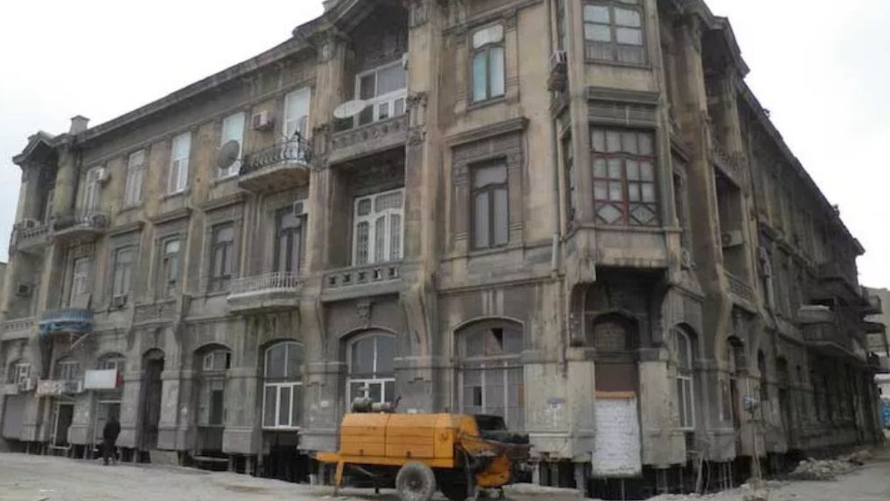 Tek bir tasini sokmediler tam 18 bin tonluk tarihi konagi tasidilar Rn87mSEX